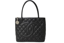 画像をギャラリービューアに読み込む, CHANEL シャネル ハンドバッグ 復刻トート キャビアスキン マトラッセ ココマーク 6番台 シルバー金具 美品 中古 62750