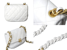 画像をギャラリービューアに読み込む, CHANEL シャネル マトラッセ ショルダーバッグ チェーン ココマーク ランダム番台 ホワイト レザー ゴールド金具 美品 中古 62821