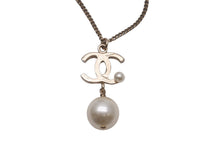 Load image into Gallery viewer, 極美品 CHANEL シャネル ココマークネックレス フェイクパール ぶら下がりB13S刻印 GP ゴールド ホワイト 中古 62829