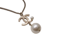 Load image into Gallery viewer, 極美品 CHANEL シャネル ココマークネックレス フェイクパール ぶら下がりB13S刻印 GP ゴールド ホワイト 中古 62829