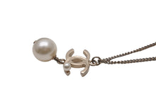 Load image into Gallery viewer, 極美品 CHANEL シャネル ココマークネックレス フェイクパール ぶら下がりB13S刻印 GP ゴールド ホワイト 中古 62829