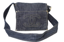 Load image into Gallery viewer, CHANEL シャネル ショルダーバッグ スパークリングデニム 10番台 ココマーク ネイビー A31987 ゴールド金具 美品 中古 62925