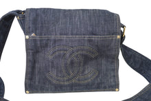 Load image into Gallery viewer, CHANEL シャネル ショルダーバッグ スパークリングデニム 10番台 ココマーク ネイビー A31987 ゴールド金具 美品 中古 62925