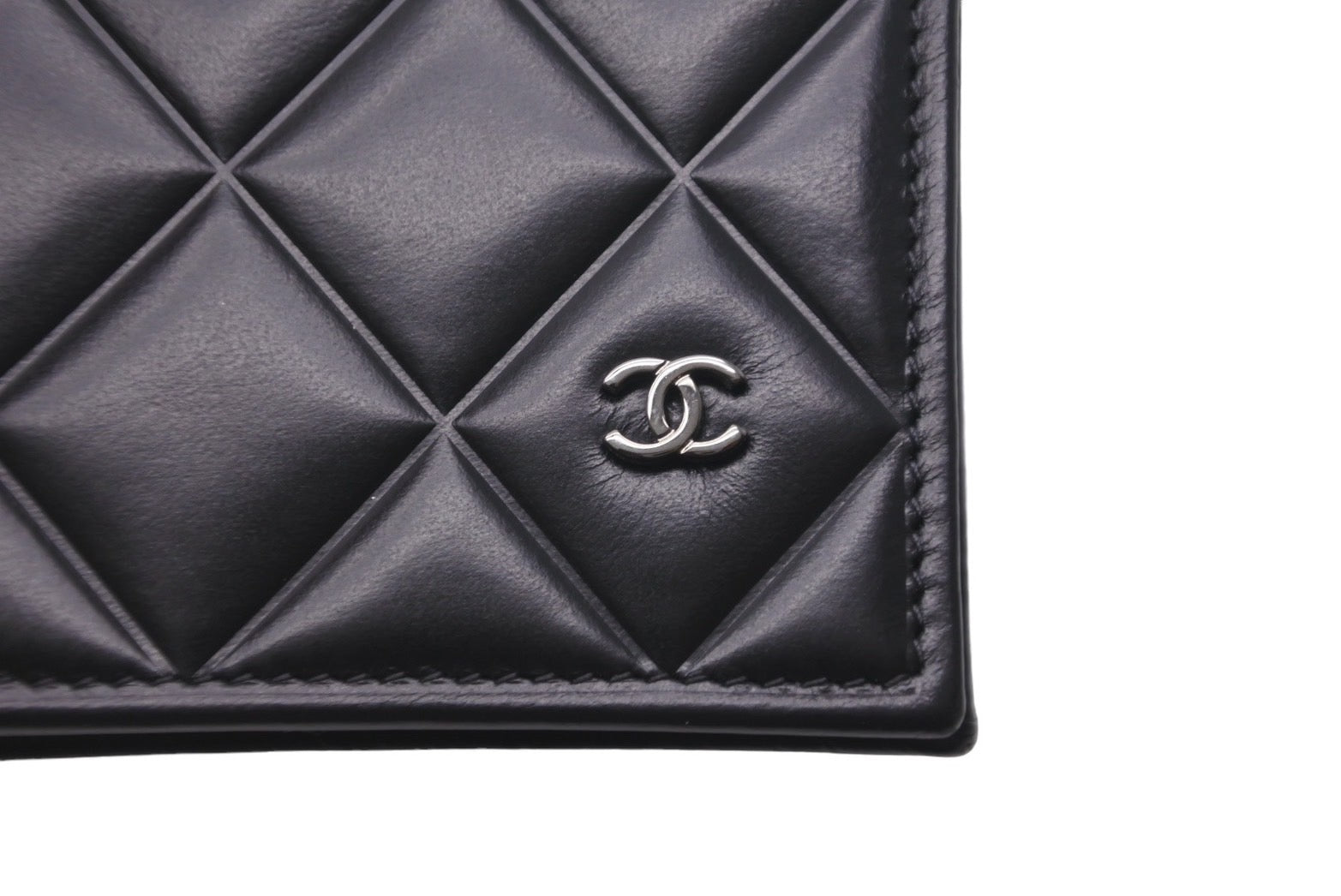 極美品 CHANEL シャネル パスポートケース マトラッセ ココマーク ラムスキン ブラック 30番台シルバー金具 中古 62966 –  Casanova Vintage