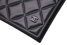 画像をギャラリービューアに読み込む, 極美品 CHANEL シャネル パスポートケース マトラッセ ココマーク ラムスキン ブラック 30番台シルバー金具 中古 62966
