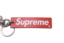 Load image into Gallery viewer, LOUIS VUITTON Supreme ルイヴィトン シュプリーム ポダウンタウンタブチャーム MP2074 レッド シルバー金具 中古 62698