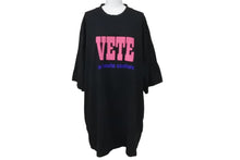 Load image into Gallery viewer, VETEMENTS ヴェトモン 23SS ユーズド加工ロゴエンボスプリントTシャツ 23SS ブラック サイズS UE63TR740B 美品 中古 63075