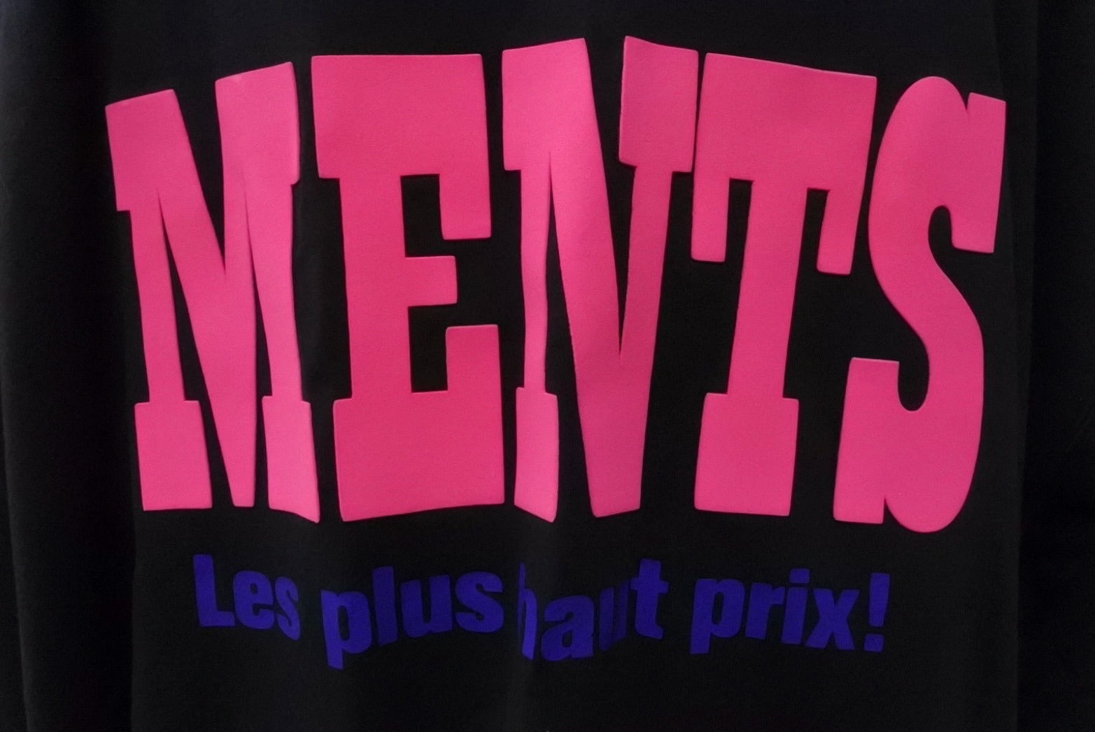 VETEMENTS ヴェトモン 23SS ユーズド加工ロゴエンボスプリントTシャツ 23SS ブラック サイズS UE63TR740B 美品 中古  63075 – Casanova Vintage