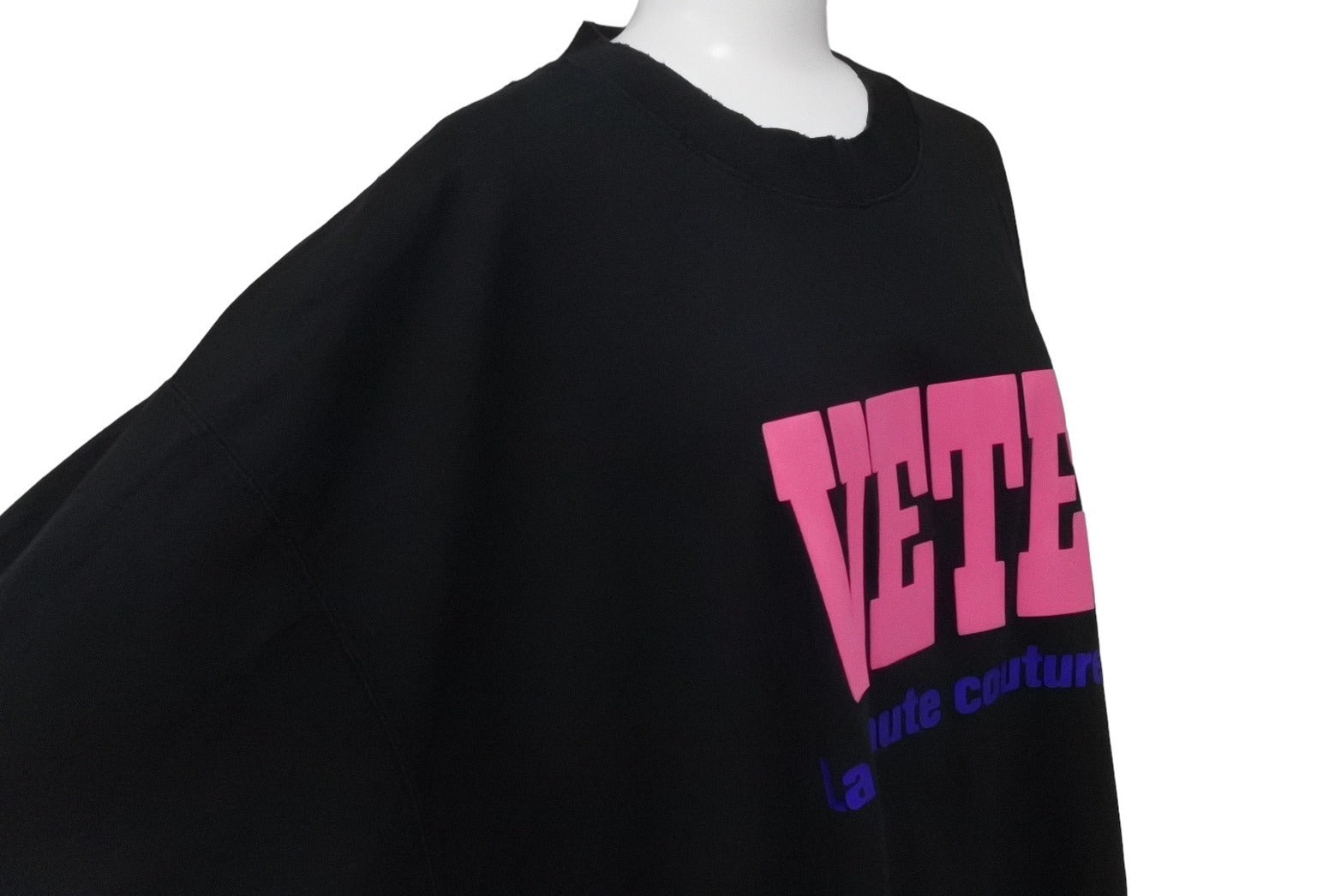 VETEMENTS ヴェトモン 23SS ユーズド加工ロゴエンボスプリントTシャツ 23SS ブラック サイズS UE63TR740B 美品 中古  63075 – Casanova Vintage