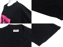 Load image into Gallery viewer, VETEMENTS ヴェトモン 23SS ユーズド加工ロゴエンボスプリントTシャツ 23SS ブラック サイズS UE63TR740B 美品 中古 63075