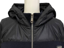 Load image into Gallery viewer, PRADA プラダ プレート付きナイロン切り替えジップアップパーカー UMG107 サイズ56 ネイビー シルバー金具 美品 中古 63178