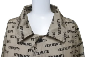 VETEMENTS ヴェトモン ロゴプリントコーテッドシェルレインコート UAH19JA301 18AW ナイロン ベージュ サイズ0 美品 中古 63181