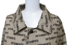 Load image into Gallery viewer, VETEMENTS ヴェトモン ロゴプリントコーテッドシェルレインコート UAH19JA301 18AW ナイロン ベージュ サイズ0 美品 中古 63181