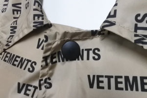 VETEMENTS ヴェトモン ロゴプリントコーテッドシェルレインコート UAH19JA301 18AW ナイロン ベージュ サイズ0 美品 中古 63181