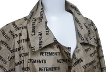 Load image into Gallery viewer, VETEMENTS ヴェトモン ロゴプリントコーテッドシェルレインコート UAH19JA301 18AW ナイロン ベージュ サイズ0 美品 中古 63181