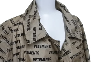 VETEMENTS ヴェトモン ロゴプリントコーテッドシェルレインコート UAH19JA301 18AW ナイロン ベージュ サイズ0 美品 中古 63181