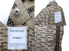 画像をギャラリービューアに読み込む, VETEMENTS ヴェトモン ロゴプリントコーテッドシェルレインコート UAH19JA301 18AW ナイロン ベージュ サイズ0 美品 中古 63181