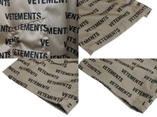 Load image into Gallery viewer, VETEMENTS ヴェトモン ロゴプリントコーテッドシェルレインコート UAH19JA301 18AW ナイロン ベージュ サイズ0 美品 中古 63181