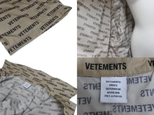 Load image into Gallery viewer, VETEMENTS ヴェトモン ロゴプリントコーテッドシェルレインコート UAH19JA301 18AW ナイロン ベージュ サイズ0 美品 中古 63181