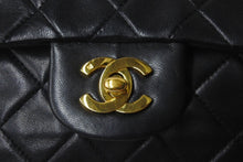 Load image into Gallery viewer, CHANEL シャネル Wフラップ マトラッセ チェーン ショルダーバッグ 23cm 4番台 ラムスキン ブラック ゴールド金具 美品 中古 63468