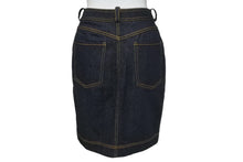 Load image into Gallery viewer, 極美品 CHANEL シャネル デニム スカート E97 ネイビー P07739V05664 ココマーク ボタン ロゴ ヴィンテージ サイズ34 中古 63509
