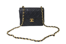 Load image into Gallery viewer, CHANEL シャネル ヴィンテージ ミニマトラッセチェーンショルダーバッグ19cm 1番台 ブラック ゴールド金具 美品 中古 63522