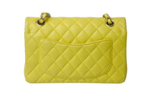 Load image into Gallery viewer, 極美品 CHANEL マトラッセ Wフラップ チェーンショルダー キャビアスキン ランダム 23cm ショルダーバッグ イエロー ゴールド金具 中古 63542