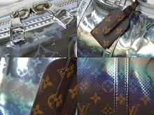 Load image into Gallery viewer, LOUIS VUITTON 2023年 ルイヴィトン キーポルバンドリエール50 モノグラムメタリック・ネビュラ M23118 シルバー金具 中古 63593