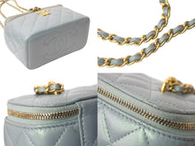 Load image into Gallery viewer, CHANEL シャネル バニティ ショルダーバッグ ランダム メタリックグリーン ラムスキン ココマーク ゴールド金具 美品 中古 63625