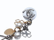 Load image into Gallery viewer, 極美品 CHANEL シャネル ドロップピアス 重量約7g 06A刻印 ココマーク クローバー ハート フェイクパール 両耳用 中古 63665