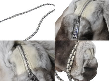 画像をギャラリービューアに読み込む, CHANEL シャネル マトラッセ シングルフラップチェーンショルダーバッグ 8番台 ファー 23cm グレー シルバー金具 中古 63707