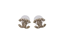 Load image into Gallery viewer, CHANEL シャネル ピアス ココマーク E16V ラインストーン パール ゴールドカラー メタル アクセサリー 美品 中古 63708