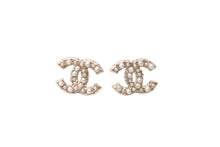 Load image into Gallery viewer, CHANEL シャネル ピアス ココマーク E16V ラインストーン パール ゴールドカラー メタル アクセサリー 美品 中古 63708