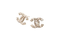 Load image into Gallery viewer, CHANEL シャネル ピアス ココマーク E16V ラインストーン パール ゴールドカラー メタル アクセサリー 美品 中古 63708