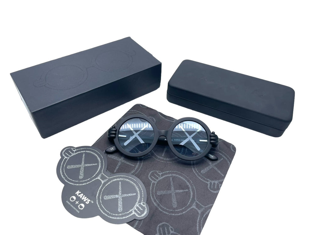 New and unused KAWS x SONS+DAUGHTERS Sunglasses Glasses for Kids Round 41-18-120 Plastic Black Used 63777