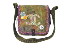 Load image into Gallery viewer, 極美品 CHANEL シャネル ショルダーバッグ ココマーク エンブロイダリー グラフィティ 20番台 カーキ シルバー金具 中古 63889