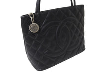 Load image into Gallery viewer, 極美品 CHANEL シャネル ハンドバッグ 復刻トート キャビアスキン マトラッセ ココマーク 9番台 シルバー金具 中古 63892