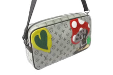 Load image into Gallery viewer, 極美品 LOUIS VUITTON ルイヴィトン コント ドゥ フェ ポシェット アクセサリーポーチ M92274 フェアリーテール カーキ 中古 64057