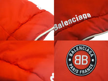 Load image into Gallery viewer, BALENCIAGA バレンシアガ フットボール プリント ロゴ ダウンジャケット レッド 2020AW 642344 TG011 サイズ44 良品 中古 64148