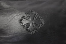 Load image into Gallery viewer, 極美品 CHROME HEARTS クロムハーツ ポーチ コスメティックケース クロスパッチ ダガー ブラック シルバー金具 中古 64296