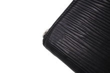 Load image into Gallery viewer, LOUIS VUITTON ルイヴィトン ジッピー コインパース M60152 エピレザー コインケース ブラック シルバー金具 美品 中古 64538