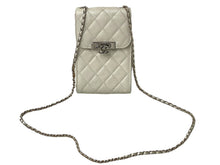 Load image into Gallery viewer, CHANEL シャネル マトラッセ スマートフォン チェーン ショルダーバッグ ホワイト 28番台 キャビアスキン ココマーク ロゴ 斜め掛け 美品 中古 64553