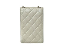 Load image into Gallery viewer, CHANEL シャネル マトラッセ スマートフォン チェーン ショルダーバッグ ホワイト 28番台 キャビアスキン ココマーク ロゴ 斜め掛け 美品 中古 64553