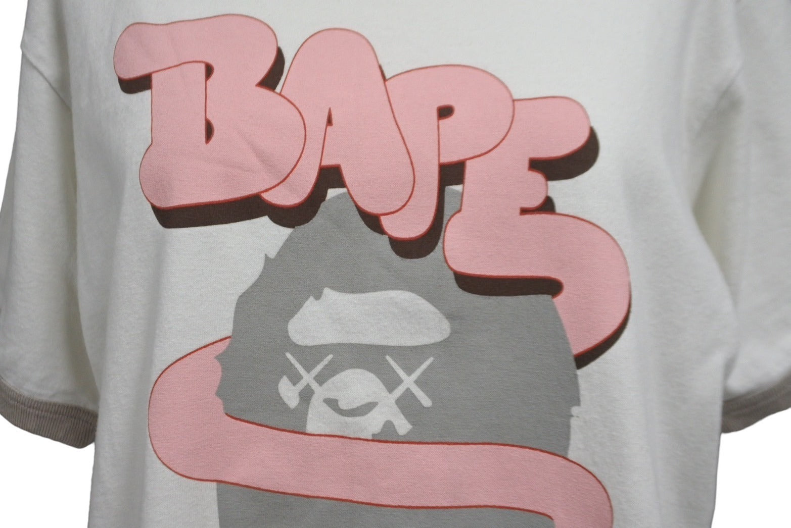 A BATHING APE BAPE KAWS ベイプ アベイシング エイプ カウズ Tシャツ サイズ S ホワイト ピンク グレー 美品 中古  64599 – Casanova Vintage