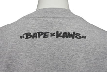 Load image into Gallery viewer, 極美品 A BATHING APE × KAWS アベイシングエイプ カウズ 半袖Ｔシャツ サイズM グレー コットン ベイプ マイロ 中古 64601