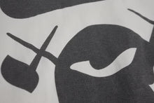 Load image into Gallery viewer, A BATHING APE × KAWS アベイシングエイプ カウズ 半袖Ｔシャツ サイズM オールドエイプ ヴィンテージ ホワイト コットン 美品 中古 64696
