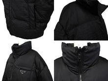 Load image into Gallery viewer, 極美品 PRADA プラダ ダウンジャケット リバーシブル トライアングルロゴ SGC045 1WQ8 イタリア製 ブラック サイズM 中古 64701