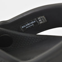 Load image into Gallery viewer, BALENCIAGA バレンシアガ HARDCROCS ハードクロックス ロゴサンダル ブラック シルバー金具 サイズ36 美品 中古 4c064091