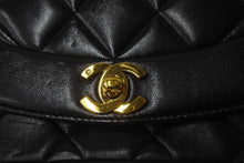 画像をギャラリービューアに読み込む, CHANEL シャネル チェーンショルダーバッグ ダイアナマトラッセ 22 2番台 ラムスキン ブラック ゴールド金具 美品 中古 64733