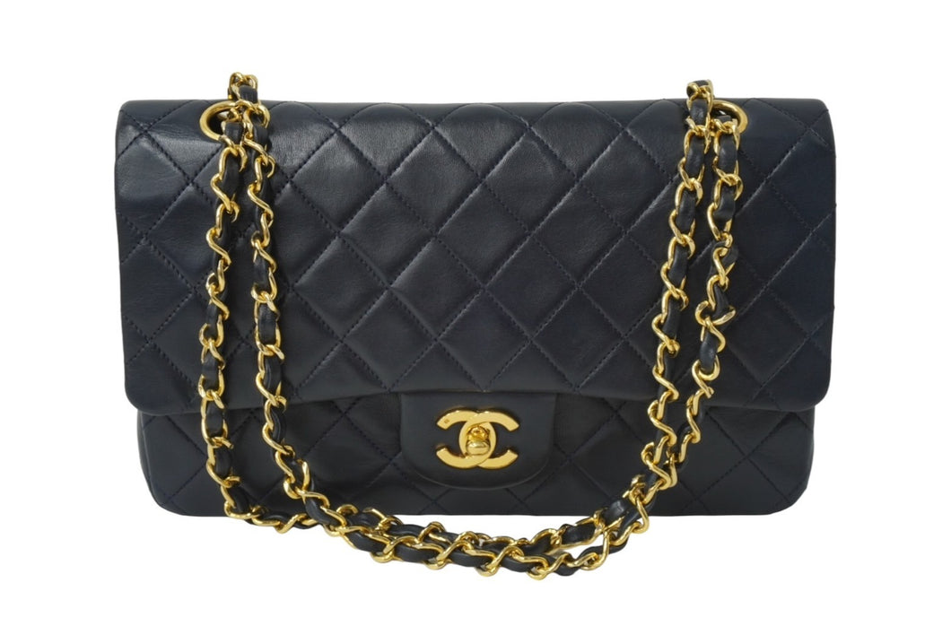 CHANEL シャネル マトラッセ Wフラップチェーンショルダーバッグ 1番台 ラムスキン 25cm ネイビー ゴールド金具 中古 64892 –  Casanova Vintage